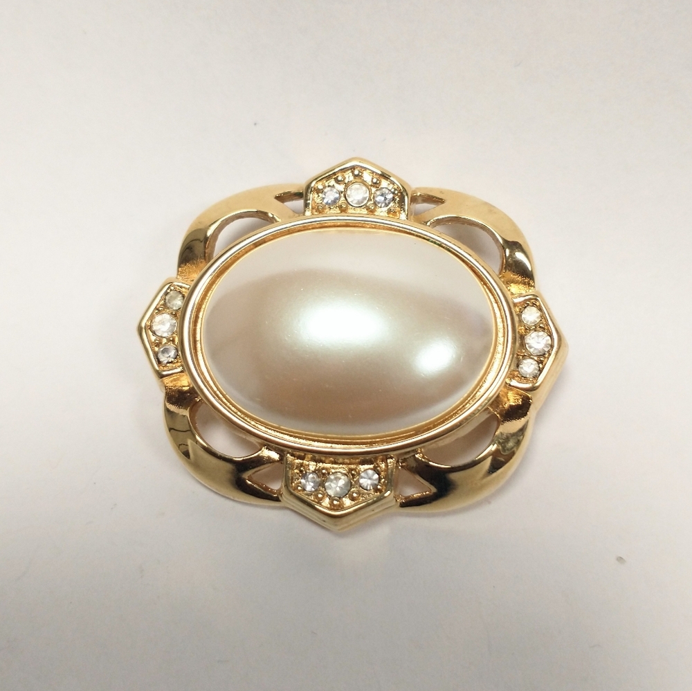 Vintage Monet Faux Pearl Crystal Gold Tone Large Brooch Elegant Pin Signed - Picture 3 of 6